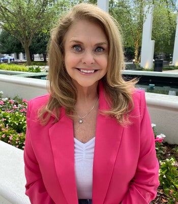 Portrait of Tess Edwards, Realtor ®.